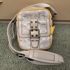 VINTAGE Y2K COACH HAMPTON'S WHITE SILVER GRAFFITI SIGNATURE CROSSBODY Camera BAG